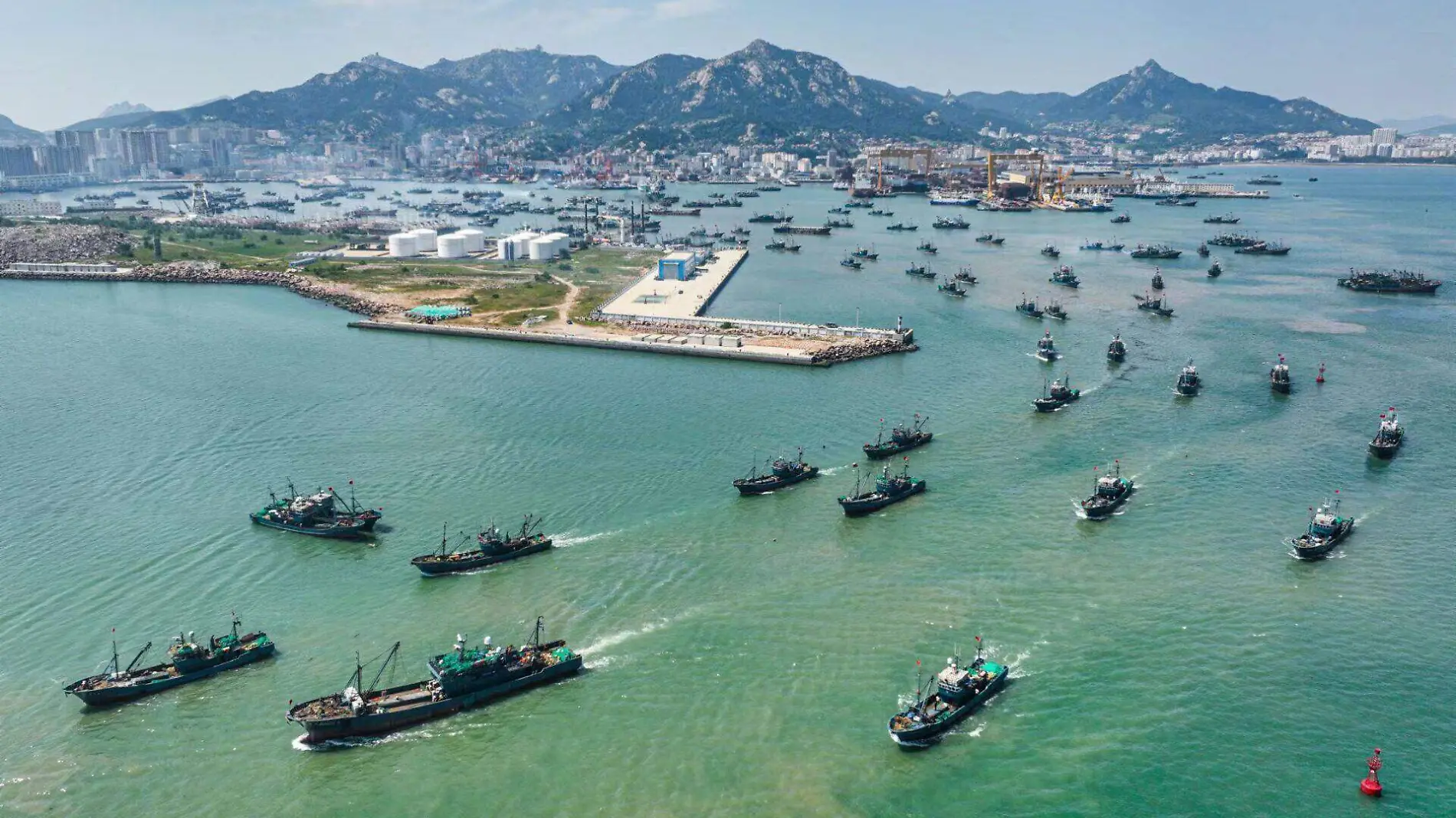 En la última semana de agosto de 2022, comienza la temporada de pesca en China con miles de embarcaciones zarpando simultáneamente para comenzar sus faenas. Crédito_ Dazhong Daily, agosto de 2022